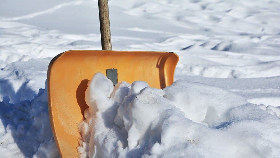Кашу из снега убрали с тротуара на Гурьянова