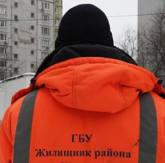 Во дворе дома на Гурьянова мусорные контейнеры вернули на место