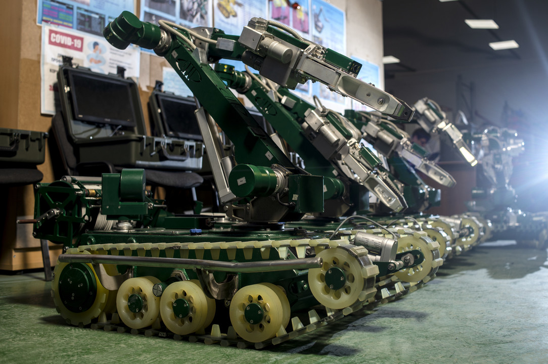 Робот сапер сталкер. Робототехнический комплекс МРК-15. Кобра 1600 мобильный робототехнический. МРК 15 робот разминирования. Роботизированные комплексы.