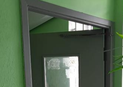Дверь на пожарную лестницу отремонтировали в доме на Гурьянова