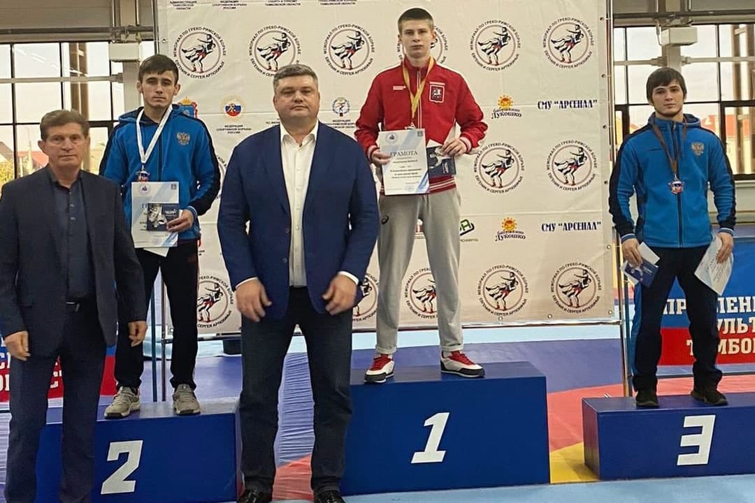 Золотую медаль на всероссийских соревнованиях завоевал борец из Курьянова